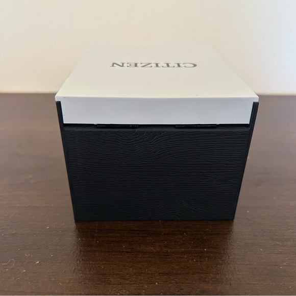 NWT Citizen Quartz WR 50 Analog Watch Gold New with Tags Business Casual Office - Picture 7 of 10